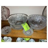GROUP OF GLASS FRUIT BOWLS