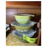 GROUP OF VINTAGE PYREX BOWLS WITH LIDS, CRAZY DAIS