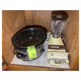 CONTETNS OF CABINET RIGHT OF SINK, CROCK POT SLOW