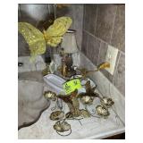 GROUP OF GOLD COLOR DECORATIVE ITEMS IN BATHROOM,