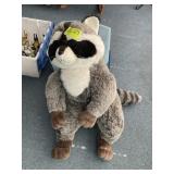 GROUP OF STUFFED ANIMALS AND LARGE RACOON