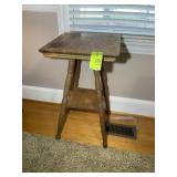 VINTAGE WOODEN SIDE TABLE, 16 IN SQ TOP CRACKS, 29
