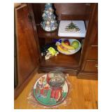 GROUP OF CHRISMAS THEMED DECORATIVE ITEMS AND TRAY