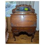 ANTIQUE SECRETARY DESK APPROXIMATELY 29 IN WIDE 16