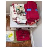 MISCELLANEOUS GROUP INCLUDING HAND TOWELS PLACEMAT