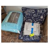 MISCELLANEOUS GROUP OF LINENS QUEEN SIZE SHEETS PI
