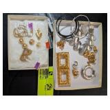 GROUP OF MISCELLANEOUS WOMEN'S COSTUME JEWELRY TEN