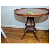 ANTIQUE OVAL TOP WOODEN SIDE TABLE 24 IN X 18 IN B