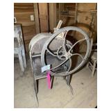VINTAGE/ANTIQUE METAL CORN SHELLER ON METAL STAND,