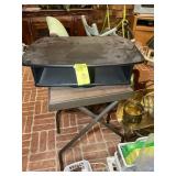 GROUP INCLUDING SWIVEL ENTERTAINMENT STAND AND VIN