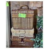GROUP OF VINTAGE PICNIC BASKETS, ETC