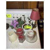 GROUP OF MISC DECORATIVE ITEMS, SMALL LAMPS, CANDL