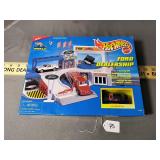 Hot Wheels Ford Dealership Playset (Hot Wheels Wor