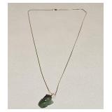 VTG JADE FROG PENDANT & GOLDTONE CHAIN NECKLACE