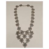VINTAGE COSTUME JEWELRY NECKLACE SILVERTONE