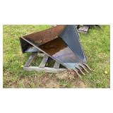 Root digging bucket for skid