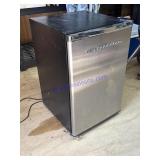 Frigidaire refrigerator and freezer works