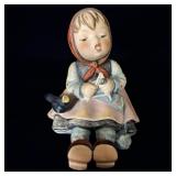 HUMMEL GOEBEL Figurine 'Happy Pastime' Knitting