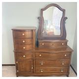 Vintage Thomasville solid oak gentlemanï¿½s dresser