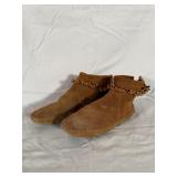 Minnetonka Brown Suede Fringe Zip up Ankle >