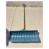 Snow shovel