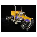 Kenworth W900 Semi Truck 1/18 Scale Diecast Truck
