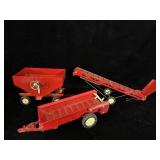 International Harvester Ertl Gravity Feed Wagon