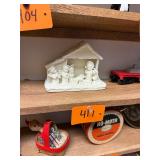 Vintage porcelain Nativity scene / no c/c