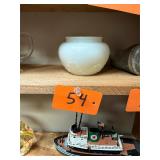 Vintage milk glass bowl / No C/C