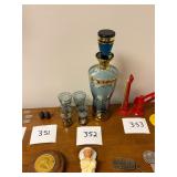 Vintage decanter with 4 shot glasses / no C/C