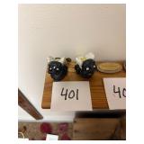 Pair of vintage bee figures / made of concrete