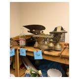 Antique metal scale / complete / working
