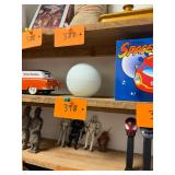Vintage milk glass golf ball trinket box / no c/c