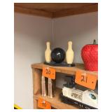 Vintage bowling pin + balls S + P shakers