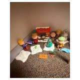 Vtg Peanuts Christmas Figurine Set