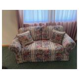 Nice floral loveseat 65x35x31