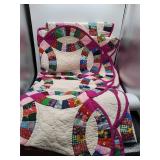 Quilt with multicolor patchwork rings