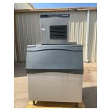 Scotsman ice machine flaker 800#  with bin
