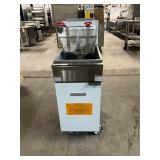 New Adcraft Valyr 40# LP 2 baskets fryer casters