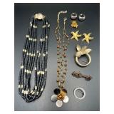 Jewelry lot. Necklaces, brooches, earrings