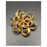 Vintage gold tone flower brooch pin.