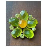 vintage-style flower brooch Pin.