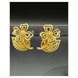 Vintage flower gold tone Lisner clip on earrings