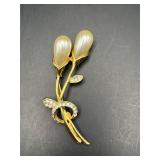 Modern Gold tone, faux pearl brooch pin.