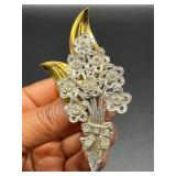 Vintage two toned brooch pin. Cluster of flowers.