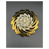 Vintage swirl design brooch pin.