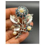 Vintage flowers brooch pin.