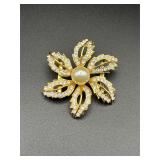 Vintage gold tone rhinestones flower brooch pin.