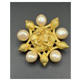Vintage brooch pin- sea shell figures.