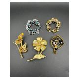 Vintage brooches lot.